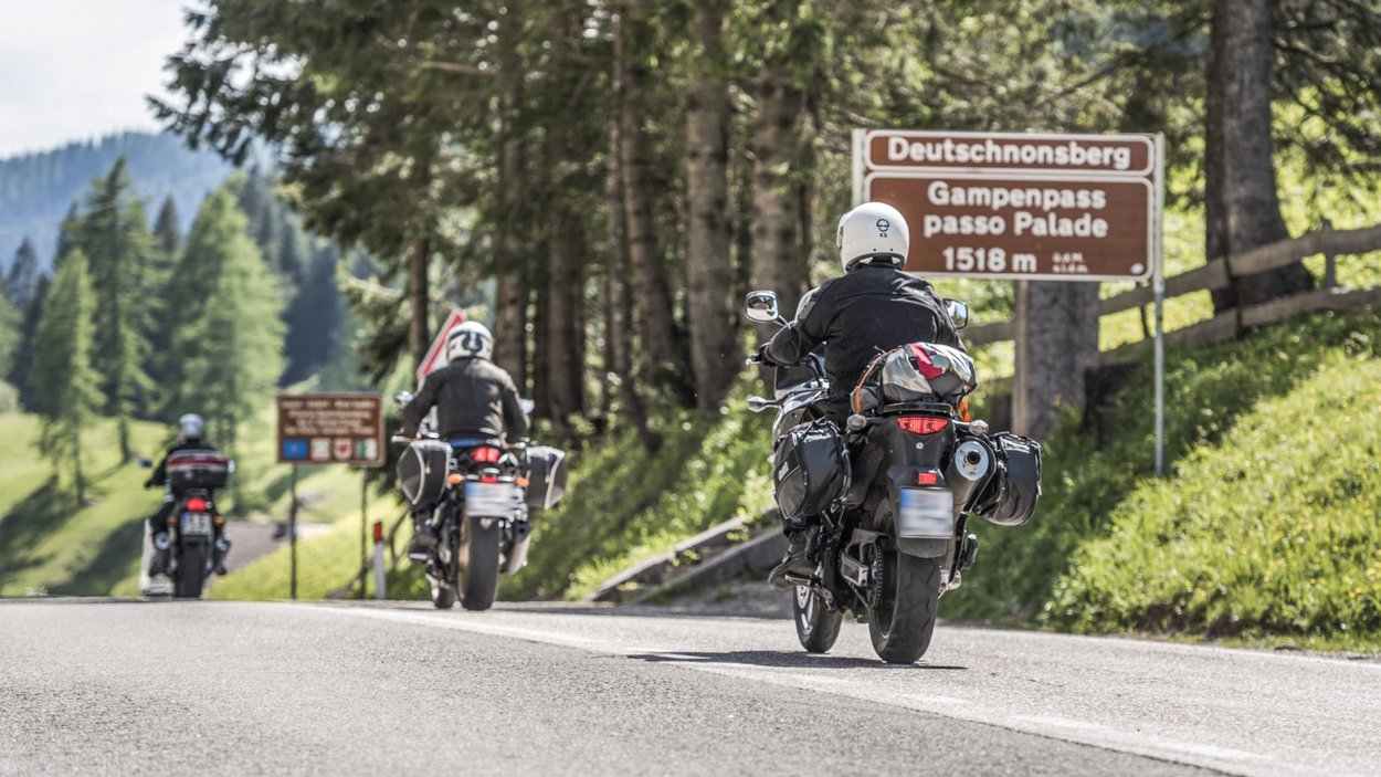 Hotel per motociclisti in Alto Adige Tre motociclisti attraversano il passo Gampen tra le montagne
