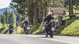 ABINEA Dolomiti Romantic SPA Hotel Drei Motorradfahrer fahren am Gampenpass in den Bergen vorbei