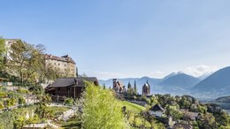 Hotel a Lagundo in Alto Adige Paesaggio con castello, chiesa e montagne sotto cielo azzurro