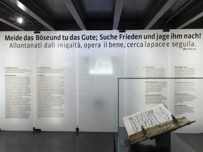 Capodanno in Alto Adige Libro antico in teca davanti a muro con testi in tedesco e italiano sulla biografia
