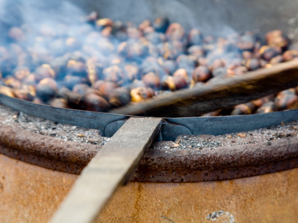 Escursione al Beimstein Knott Castagne tostate in padella su fuoco con fumo