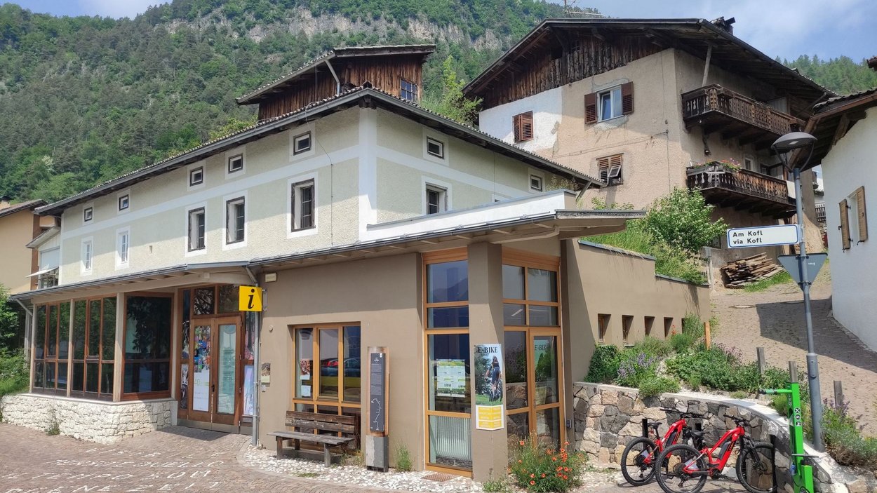 Das Naturparkhaus Trudner Horn Tourist-Info Gebäude mit E-Bike-Station in einem Bergdorf