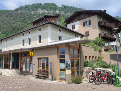 ar/ge Kunst, associazione artistica di Bolzano Ufficio turistico con stazione per e-bike in un villaggio di montagna