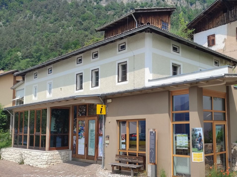Das Naturparkhaus Trudner Horn Tourist-Info Gebäude mit E-Bike-Station in einem Bergdorf