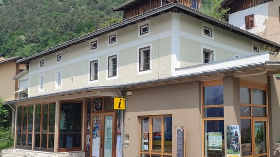 Das Naturparkhaus Trudner Horn Tourist-Info Gebäude mit E-Bike-Station in einem Bergdorf