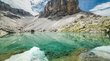Lo splendido Lago Pisciadù nel Gruppo di Sella Lago alpino limpido turchese con rocce e cime ripide sotto un cielo nuvoloso