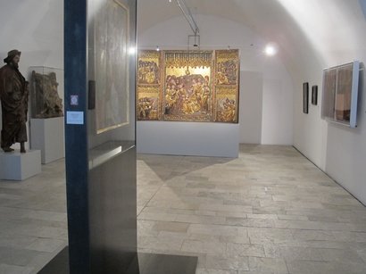 Il Museo dei Pompieri a Gais Sala del museo con trittico d'oro religioso e scultura in legno