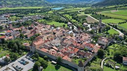 Hotel in Val Martello in Alto Adige Veduta aerea di una città storica cinta da mura circondata da paesaggio verde