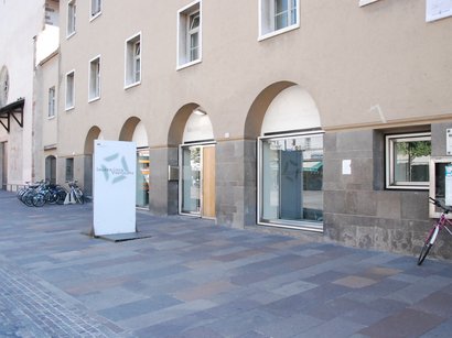 Il Museo di Scienze Naturali dell’Alto Adige Vista esterna della Galleria Civica Stadtgalerie con biciclette e pavimento lastricato