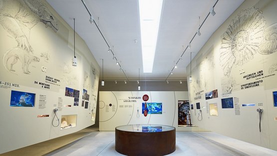 Das Naturparkhaus Drei Zinnen Museumsausstellung mit Dinosaurierzeichnungen und geologischen Informationen an den Wänden