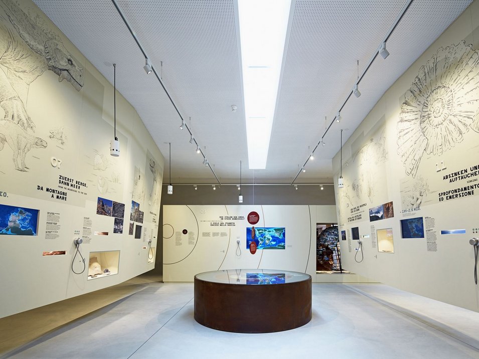 Il centro visite Tre Cime Mostra museale con disegni di dinosauri e informazioni geologiche alle pareti