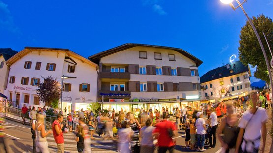 Markusmarkt in Auer Menschenmenge bei Abendveranstaltung in einem belebten Stadtviertel mit beleuchteten Gebäuden