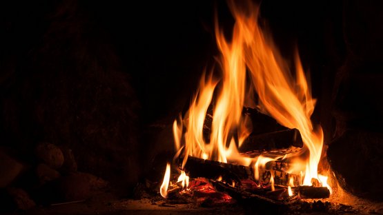 Hexentanz am Würzjoch Loderndes Feuer mit brennendem Holz in einem dunklen Raum
