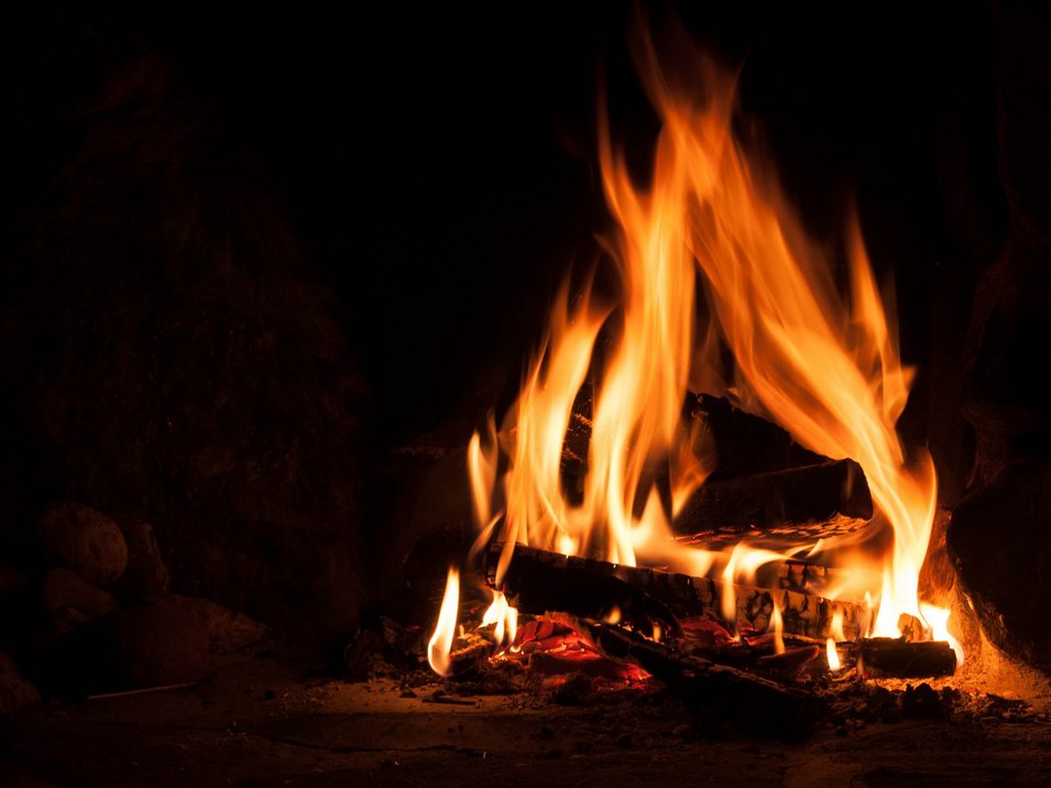 Hexentanz am Würzjoch Loderndes Feuer mit brennendem Holz in einem dunklen Raum