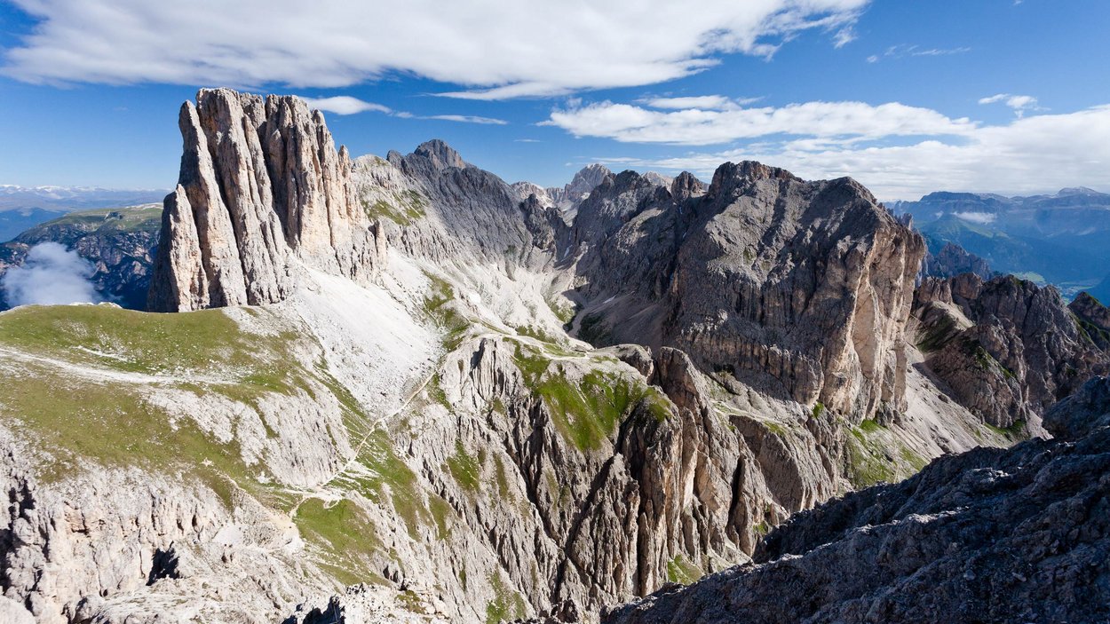Parco naturale Sciliar-Catinaccio Paesaggio montano delle Dolomiti con rocce imponenti e cielo blu