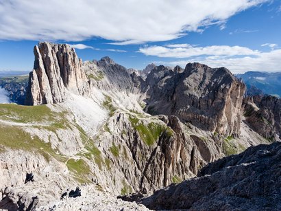 Escursioni sulle Dolomiti di Sesto Paesaggio montano delle Dolomiti con rocce imponenti e cielo blu