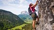 Klettern Südtirol – es geht hoch hinaus! Frau klettert mit Helm und Ausrüstung an Felswand in den Bergen