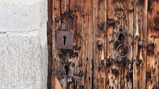 Hotel a Lana presso Merano Porta antica in legno con ferri battuti e muro di pietra