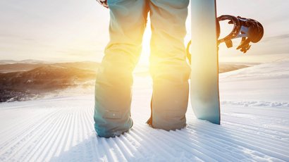 Area sciistica Plose Bressanone Persona in piedi sulla neve con snowboard al tramonto