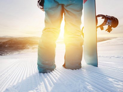 Hotel a Ridanna in Alto Adige Persona in piedi sulla neve con snowboard al tramonto