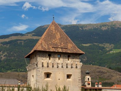 L’abbazia di Monte Maria Torre di guardia antica con tetto di tegole rosse davanti a montagne e cielo azzurro