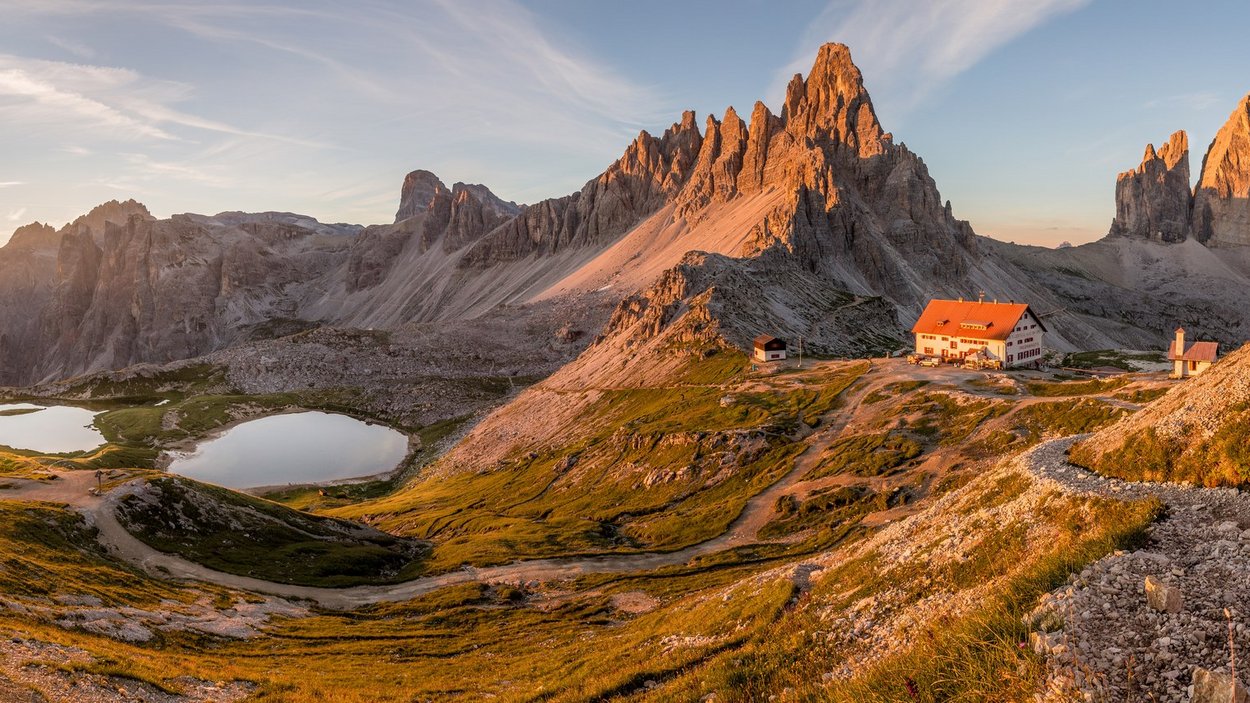Ihre Hotels nahe der Drei Zinnen im Hochpustertal Sonnenaufgang über den Dolomiten mit Berghütte und Bergseen