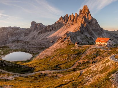 Parco naturale Sciliar-Catinaccio Alba sulle Dolomiti con rifugio e laghi di montagna