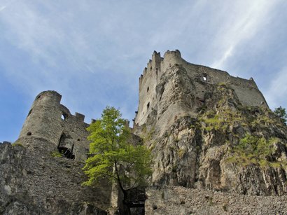 Castelchiaro a Caldaro Vista dal basso di un'antica rovina di castello su una collina rocciosa