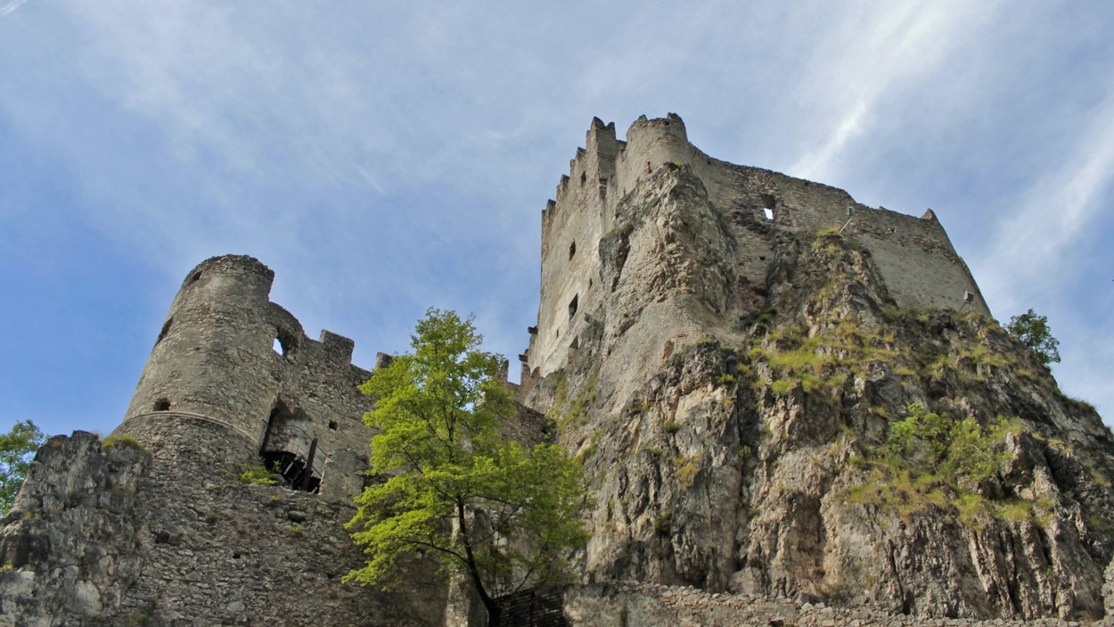 Eindrucksvolle Haderburg bei Salurn Blick von unten auf eine alte Burgruine auf einem felsigen Hügel