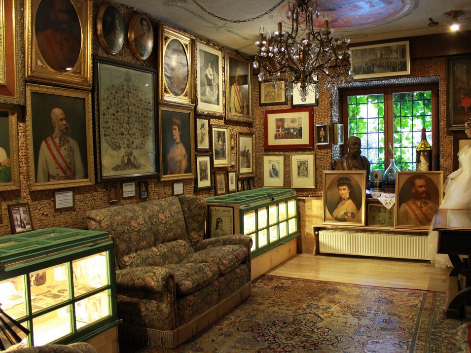 K. u. K. Museum Bad Egart Historisches Zimmer mit Porträts, Gemälden, Chandelier und antiker Einrichtung