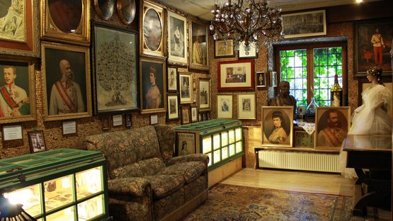 Museo reale e imperiale Bad Egart Stanza storica con ritratti, dipinti, lampadario e arredamento antico