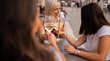 Gli scherzi di aprile Donne che brindano con bicchieri di vino durante un incontro all'aperto