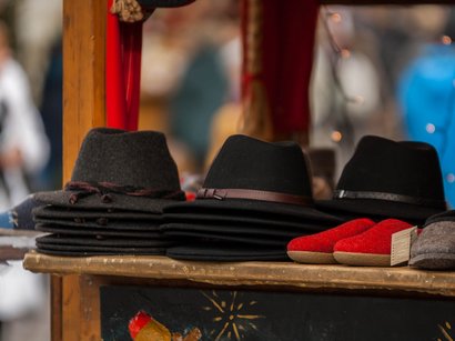 Godetevi il panorama dal Sass de Putia Vari cappelli di feltro e pantofole su una bancarella del mercato