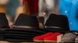 Mercatino di Natale di Bressanone Vari cappelli di feltro e pantofole su una bancarella del mercato