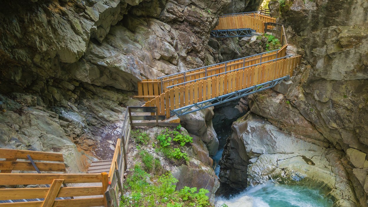 Una spettacolare cascata in Alto Adige Sentieri di legno su una gola rocciosa sopra un fiume impetuoso
