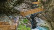 Una spettacolare cascata in Alto Adige Sentieri di legno su una gola rocciosa sopra un fiume impetuoso