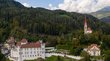 Schloss Ehrenburg im Pustertal Schloss und Kirche auf bewaldetem Hügel unter blauem Himmel mit Wolken