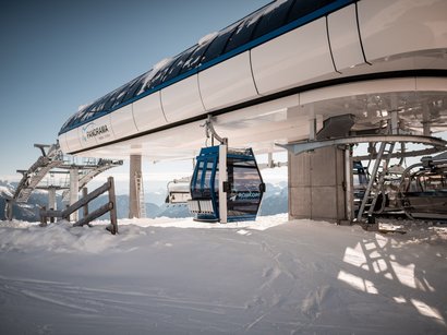 Ihre Hotels in Ratschings: Urlaub im Kleinod der Alpen Bergbahn-Gondel im Schnee mit Bergpanorama im Hintergrund
