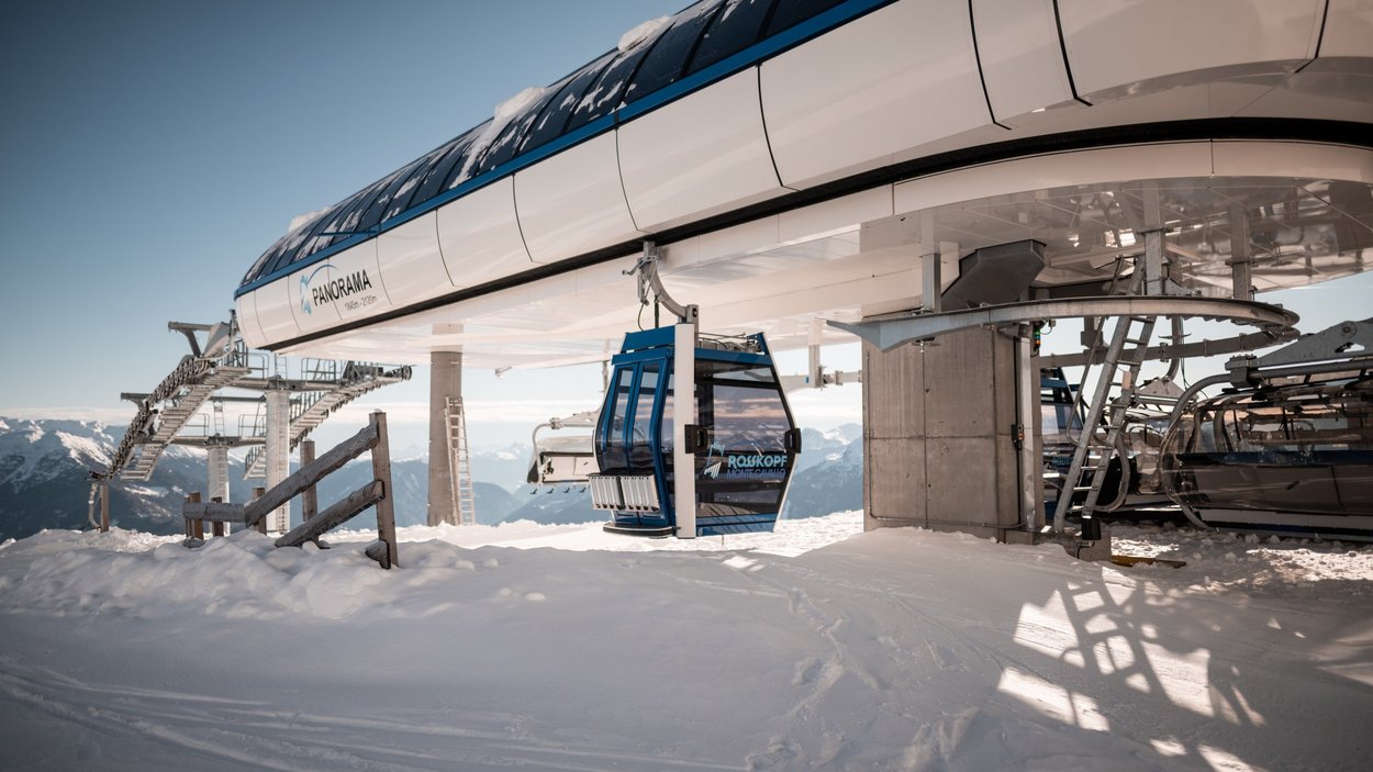 Avventure da sogno sulla neve di Vipiteno Cabina della funivia sulla neve con panorama montano sullo sfondo