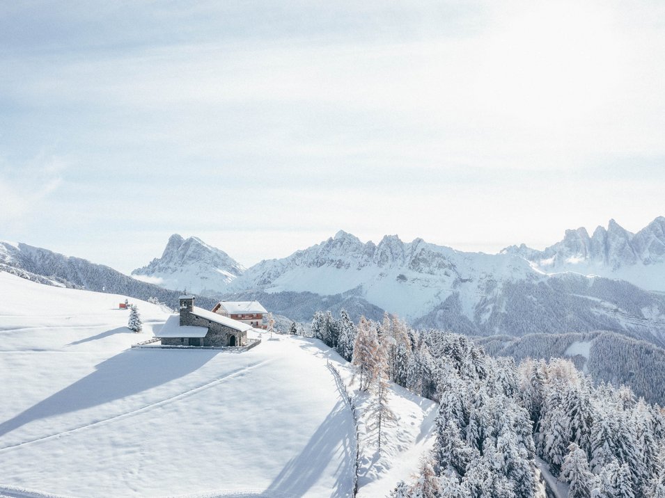 Hotels Eisacktal, Südtirol: Hotels in Brixen, Klausen … Schneebedeckte Kapelle und Berge im Winter