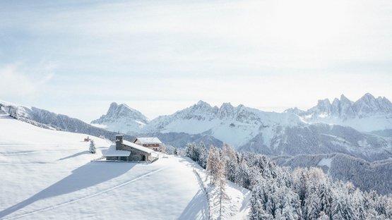 Hotels Eisacktal, Südtirol: Hotels in Brixen, Klausen … Schneebedeckte Kapelle und Berge im Winter