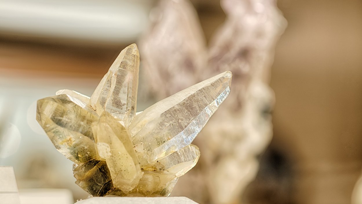 Das Mineralienmuseum Kirchler im Ahrntal Nahaufnahme eines durchsichtigen Minerals oder Kristalls auf einer weißen Oberfläche