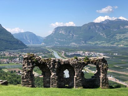 Echt Südtirol: Almen Ruine mit Blick auf Tal, Fluss und Berge bei klarem Himmel