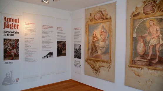 Il museo Alta Val Venosta Mostra su Antoni Jäger, pittore barocco, con testi e dipinti su pareti bianche