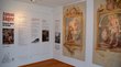 Il museo Alta Val Venosta Mostra su Antoni Jäger, pittore barocco, con testi e dipinti su pareti bianche