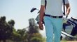 Golf Club Alta Badia Golfista che porta una borsa da golf con mazze sul campo da golf
