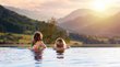 Hotels mit Pool in Südtirol Zwei Kinder im Pool mit Blick auf sonnige Berge und Tal