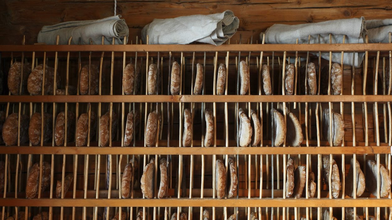 Das Ultner Talmuseum Brotscheiben zum Trocknen auf einem Holzgestell in einem rustikalen Raum