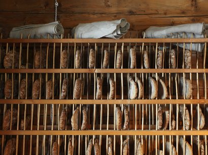 Il Museo della Frutticoltura a Lana Fette di pane in asciugatura su una struttura di legno in un ambiente rustico