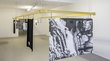 ar/ge Kunst – Bozner Kunstverein Schwarze und weiße Fototücher hängen an gelben Gestellen in einer weißen Galerie